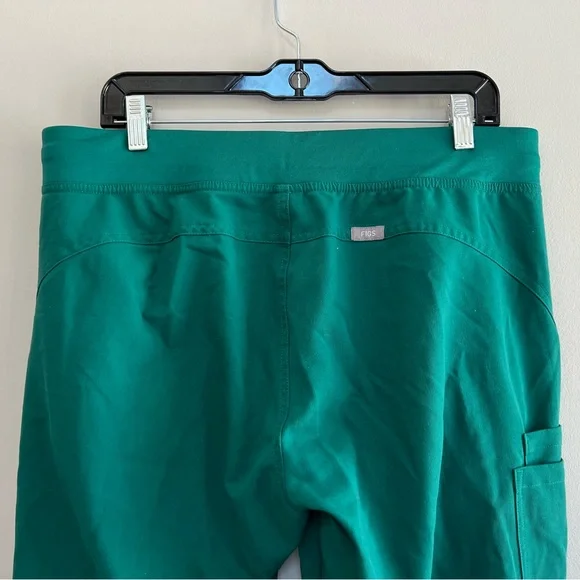 FIGS Women’s Kade Cargo Scrub Straight Leg Pants, Hunter Green (PO# 1700), L - Picture 7 of 11